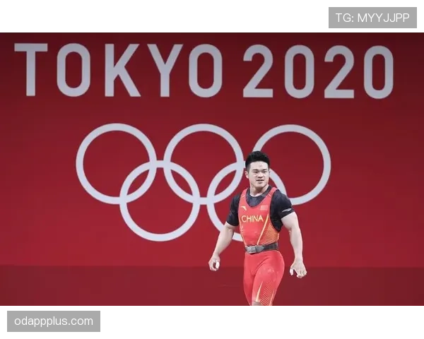 石智勇训练完直接拎两袋蛋白粉去接娃，这反差谁懂